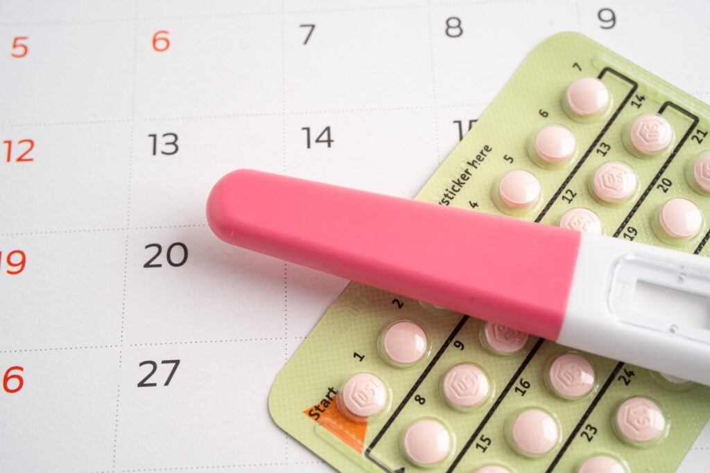 an image of a pregnancy test, contraceptive tablets and a calendar to show how to take emergency contraception