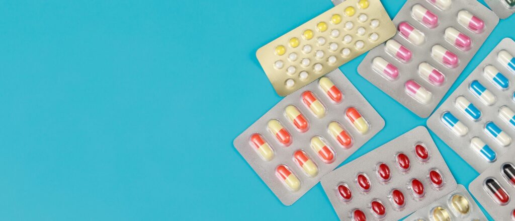 Various medications in pill packets to represent ‘7 Antihistamine Interactions You Should Know About’